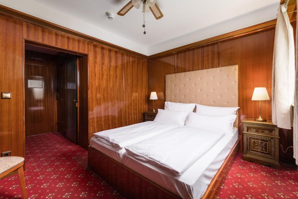 Postel nebo postele na pokoji v ubytování Hôtel du Train