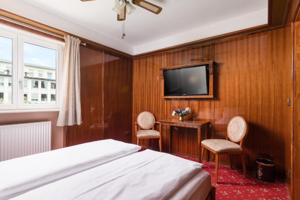 TV a/nebo společenská místnost v ubytování Hôtel du Train