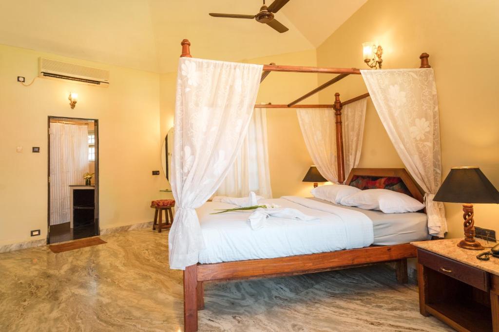 Postel nebo postele na pokoji v ubytování Leoney Resort Goa