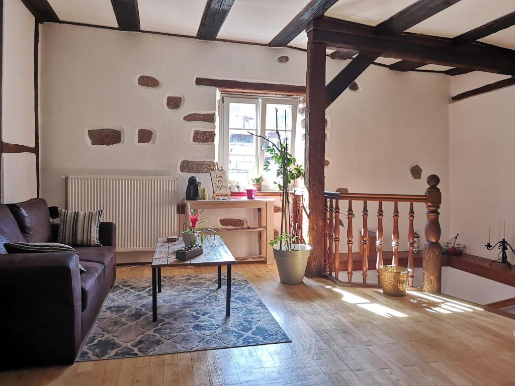 een woonkamer met een bank en een tafel bij chez Coco in Riquewihr