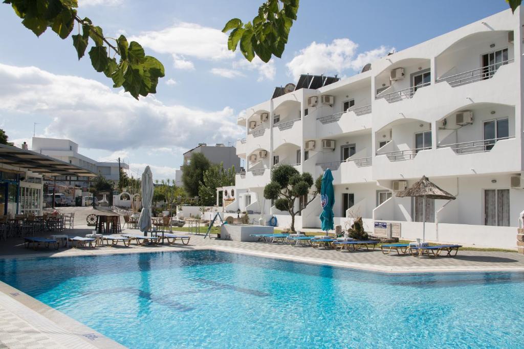 Bazén v ubytování Lisabeth Apartments nebo v jeho okolí