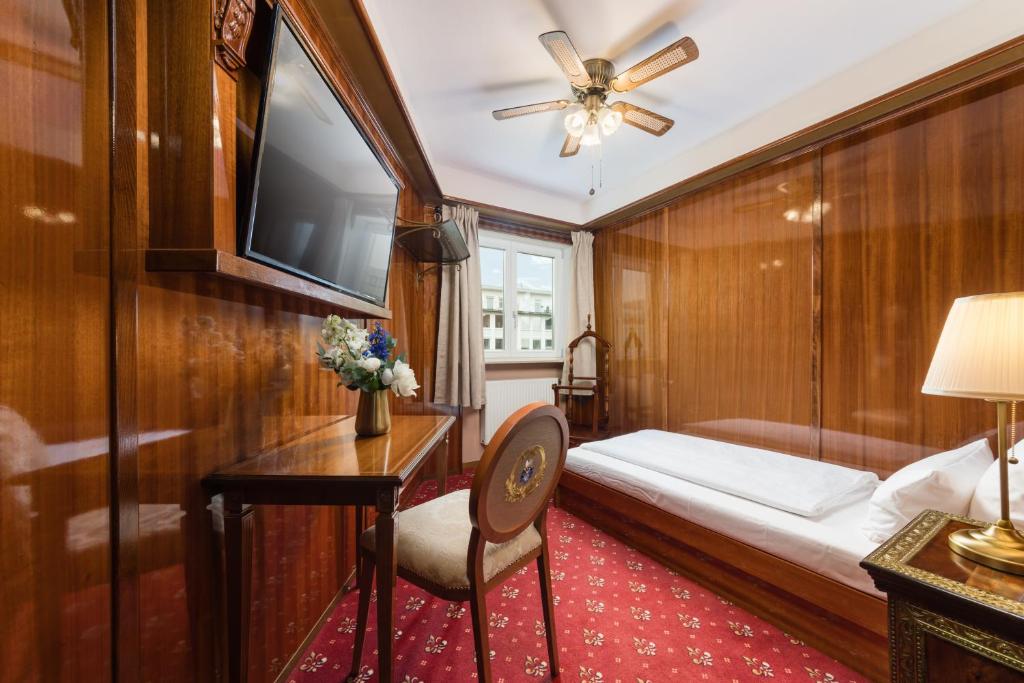 Postel nebo postele na pokoji v ubytování Hôtel du Train