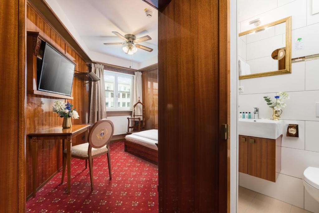 Postel nebo postele na pokoji v ubytování Hôtel du Train