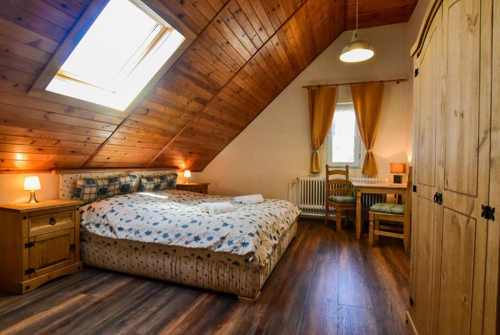 Postel nebo postele na pokoji v ubytování Pension Dymník