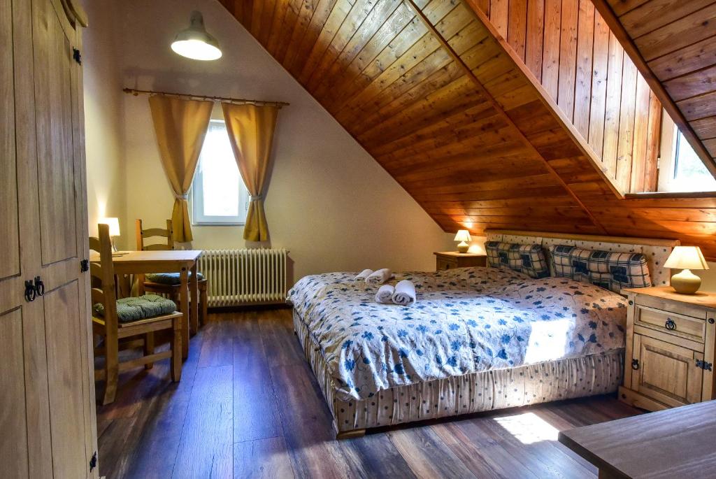 Postel nebo postele na pokoji v ubytování Pension Dymník
