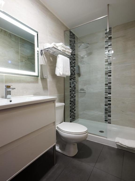 Koupelna v ubytování Fernie Fox Hotel
