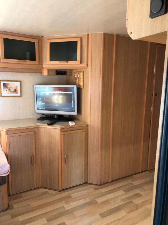 TV a/nebo společenská místnost v ubytování Caravan Cavallino - Valentini in Campeggio Union Lido