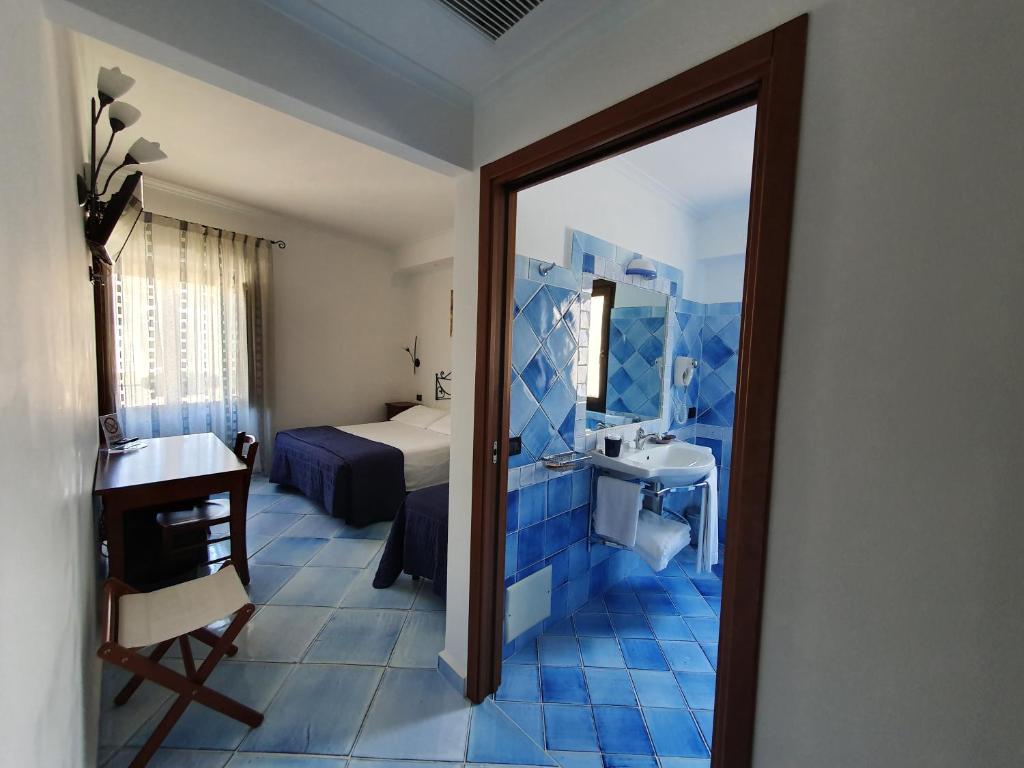 Postel nebo postele na pokoji v ubytování Hotel Corallo Sperlonga
