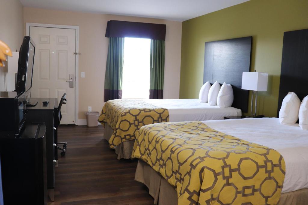 Baymont by Wyndham Florence/Muscle Shoals - Double Room With Two Double Beds - First Floor