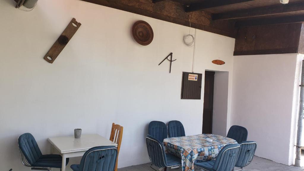 comedor con mesa y sillas azules en Larida Vendégház, en Sarud