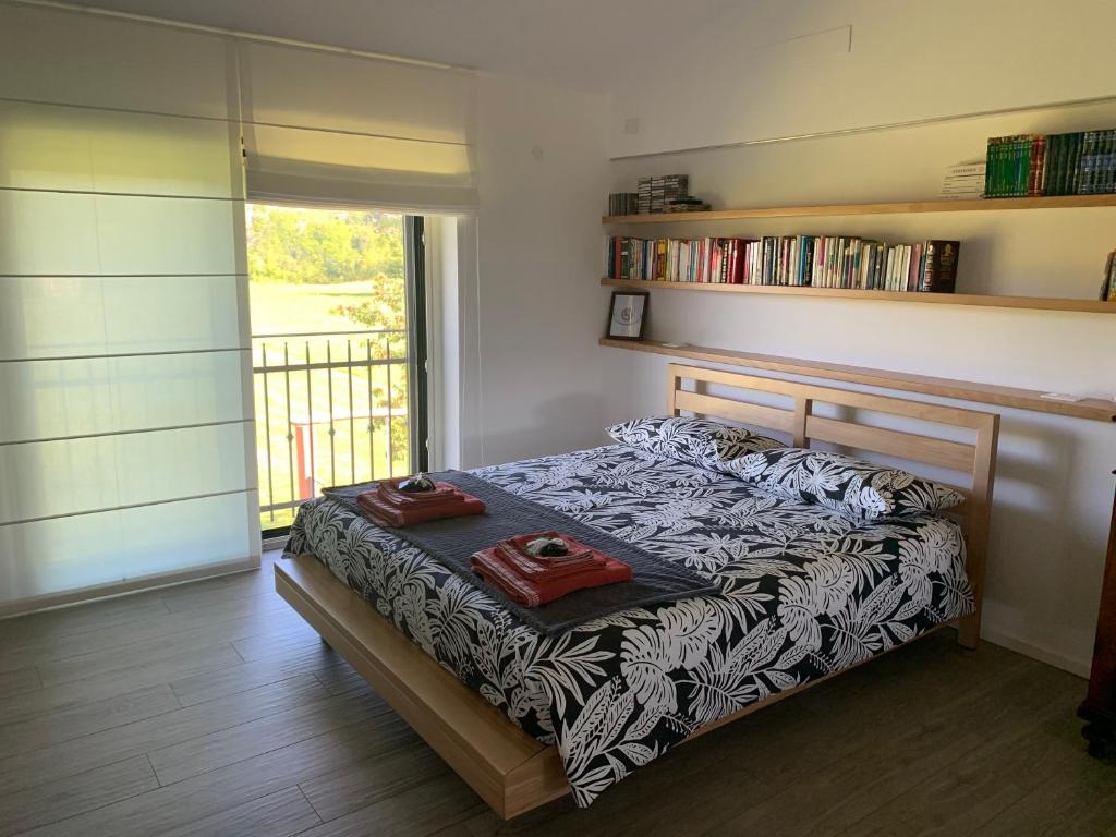 1 dormitorio con cama y estante para libros en Cottage del fiume, en Ragogna