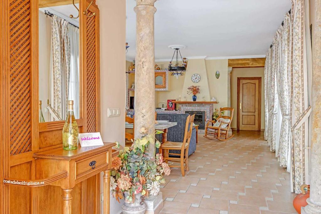 sala de estar con mesa y comedor en Villa El Pedregal, en Frigiliana