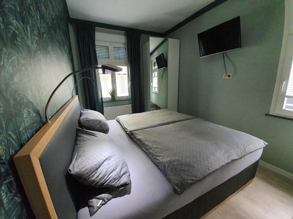 a small bedroom with a bed with a head board at Küstenwilla FeWo Usedom in Zinnowitz