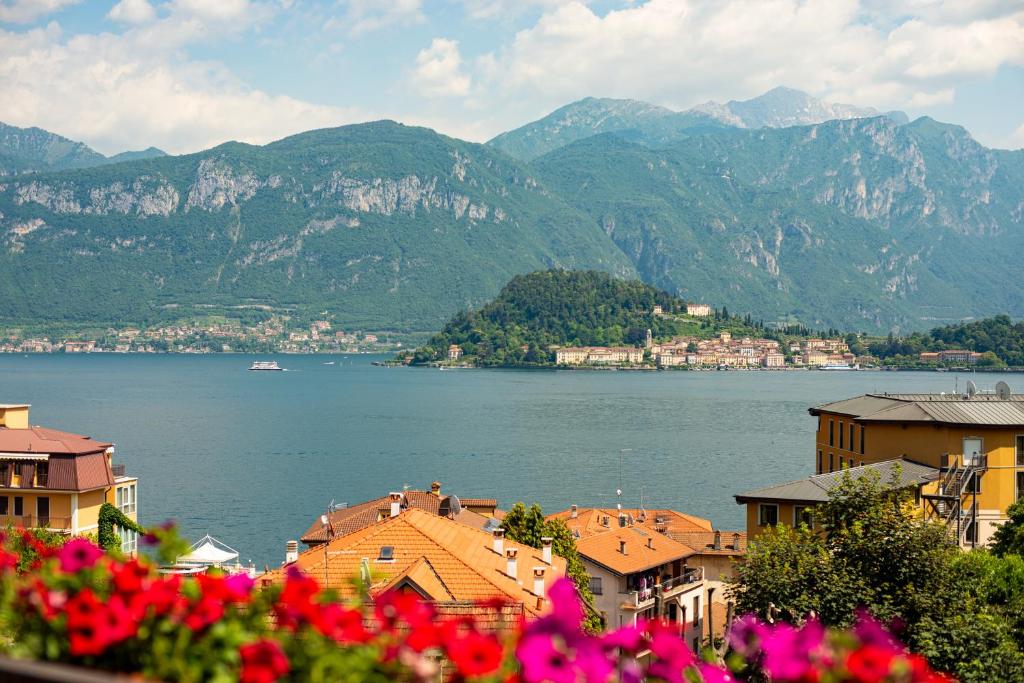 una ciudad con vistas al lago y a las montañas en Griante suites en Griante Cadenabbia