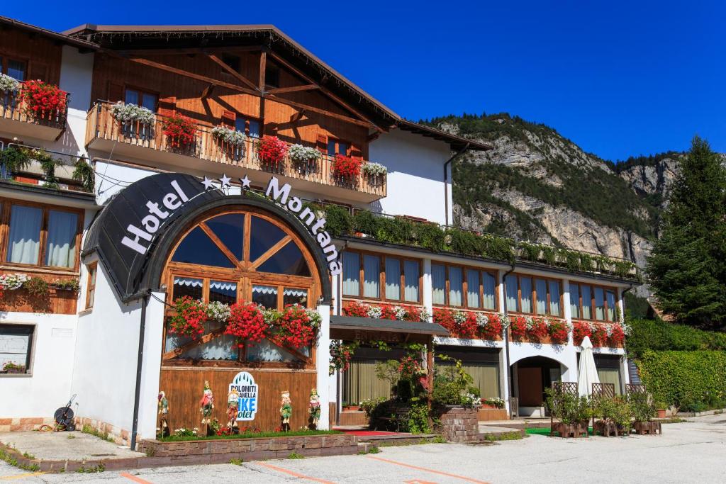 un hôtel avec des fleurs à l'avant dans l'établissement Hotel Montana, à Fai della Paganella