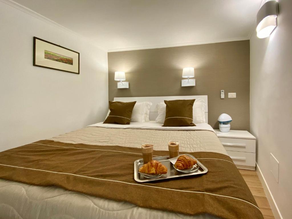- un lit avec un plateau de nourriture dans l'établissement Oplonti s House Apartment Boscomonaco, à Torre Annunziata