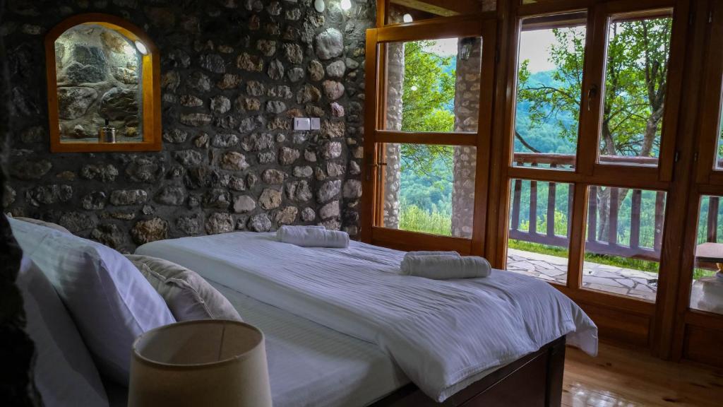 Postel nebo postele na pokoji v ubytování FERN FARM ECO RESORT