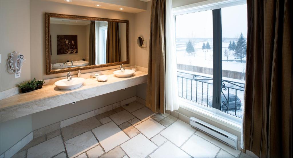 Koupelna v ubytování Hotel Brossard