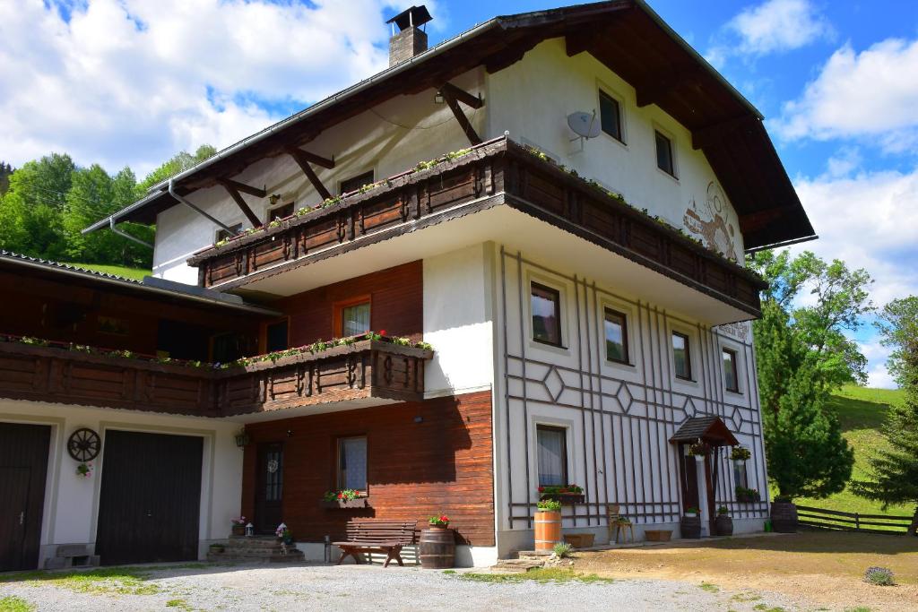 una casa con un balcón en el lateral. en Arbeiterzimmer Vintage Gästehaus, en Murau