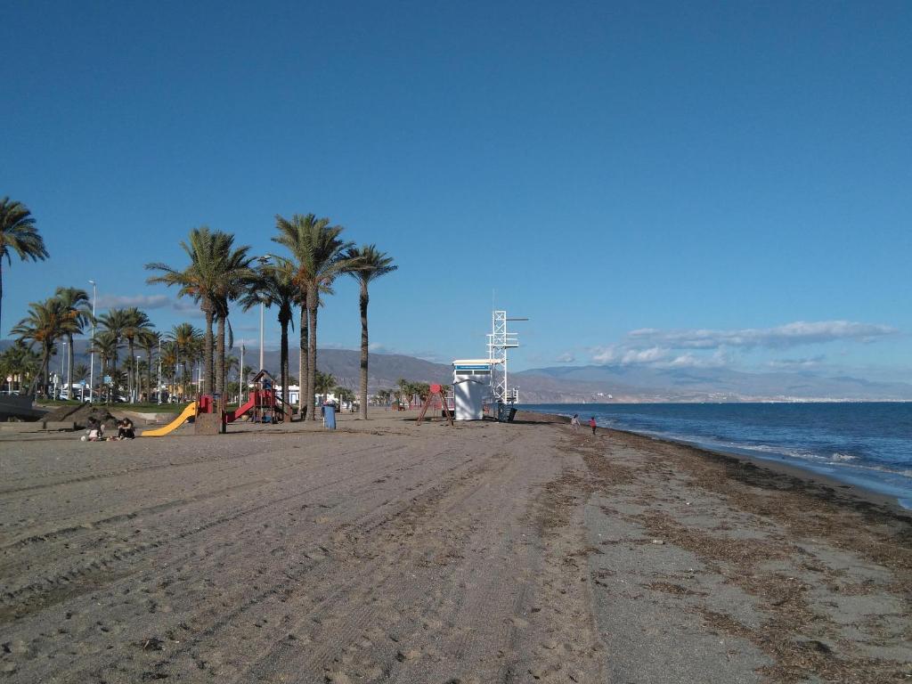 SOL Y PLAYA ROQUETAS-Ático con piscina, solarium y garaje ...