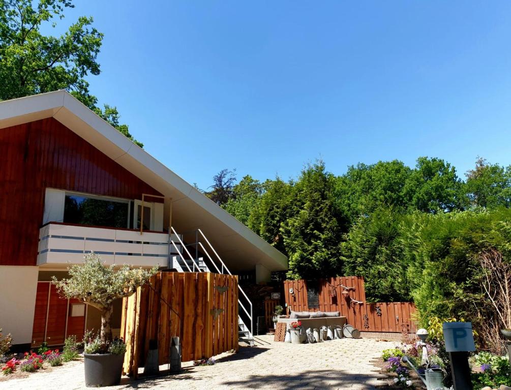 uma casa com uma cerca em frente em appartement Kemperberg em Arnhem