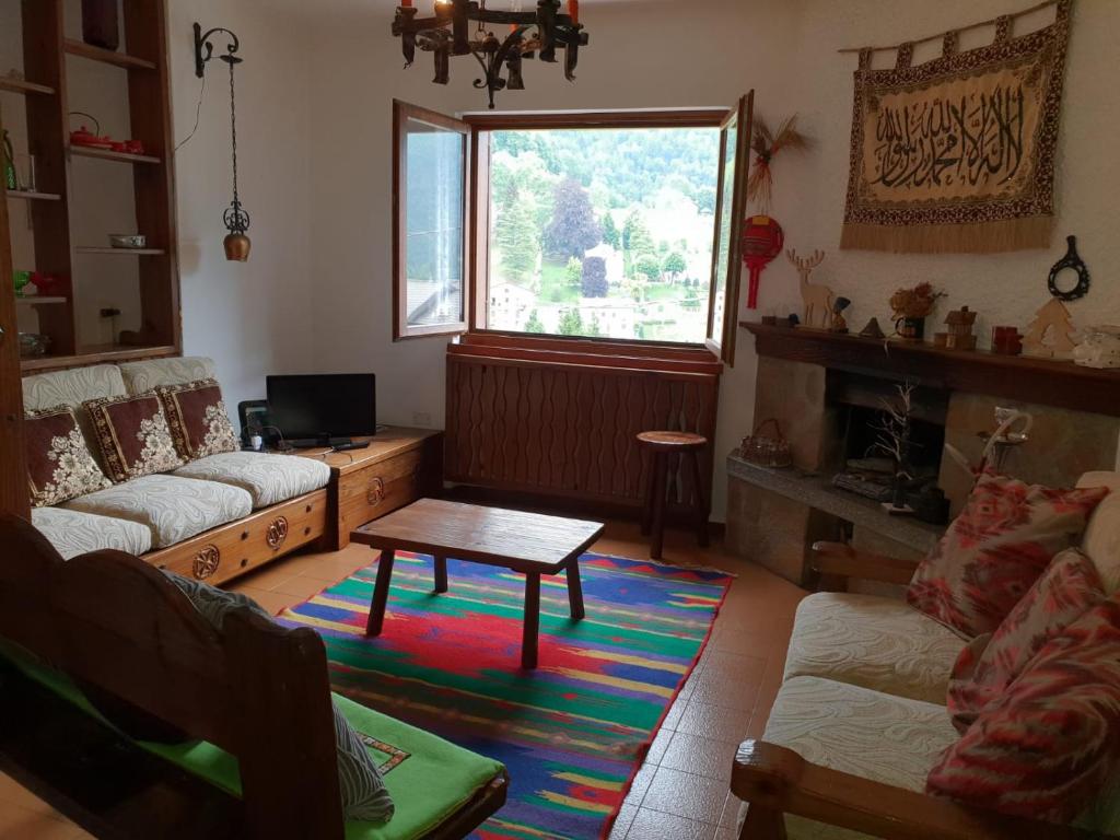 - un salon avec un canapé et une table dans l'établissement Appartamento Vacanza a Santa Brigida( BG), à Santa Brigida
