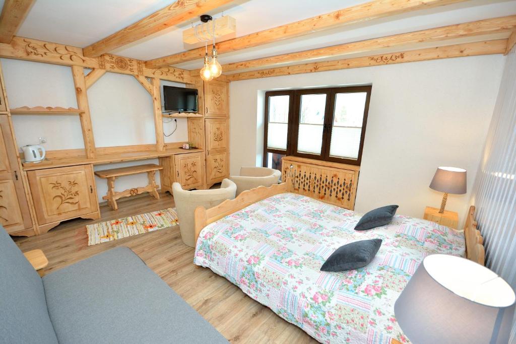 a bedroom with a bed in a room at Apartamenty i Pokoje Bacówka Centrum in Zakopane