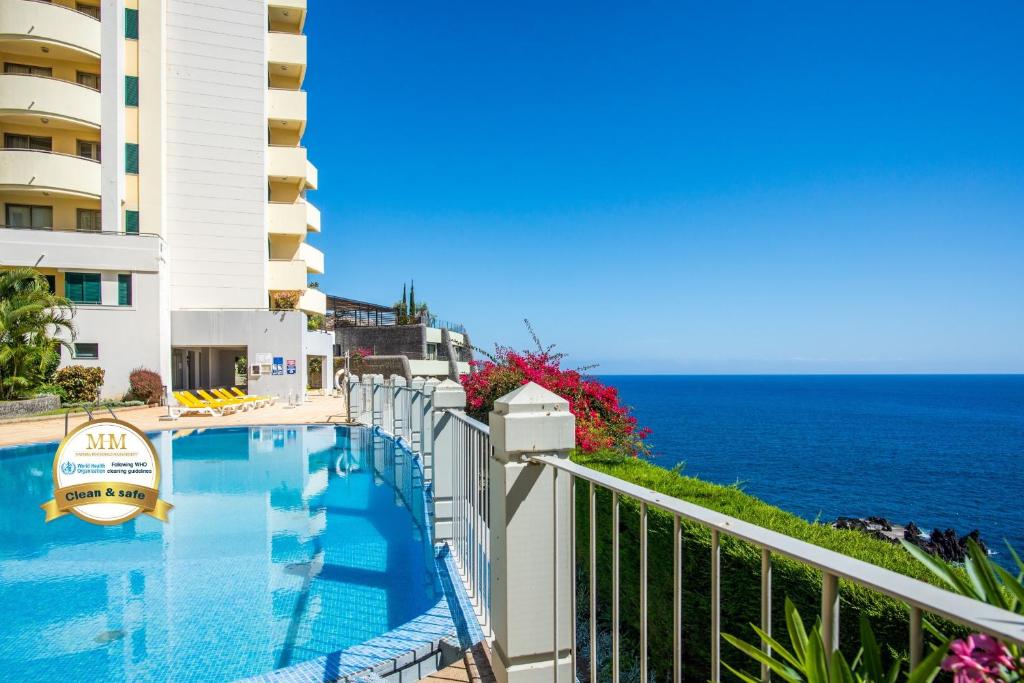 フンシャルにあるThe Cliff Side Apartmentのホテルのバルコニーから海の景色を望めます。