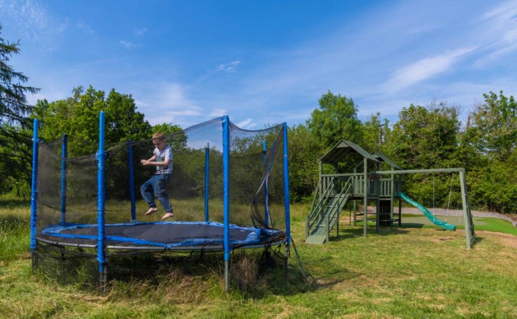 Herní místnost nebo prostor pro děti v ubytování Lakeside retreat