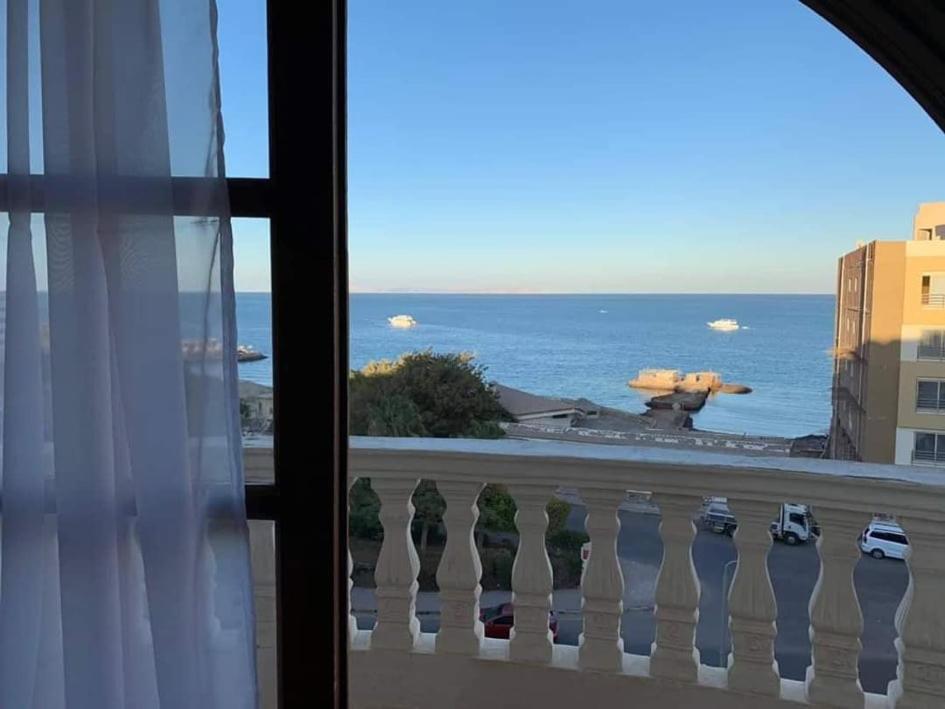 - Balcón con vistas al océano en absolute sea view flatS, en Hurghada