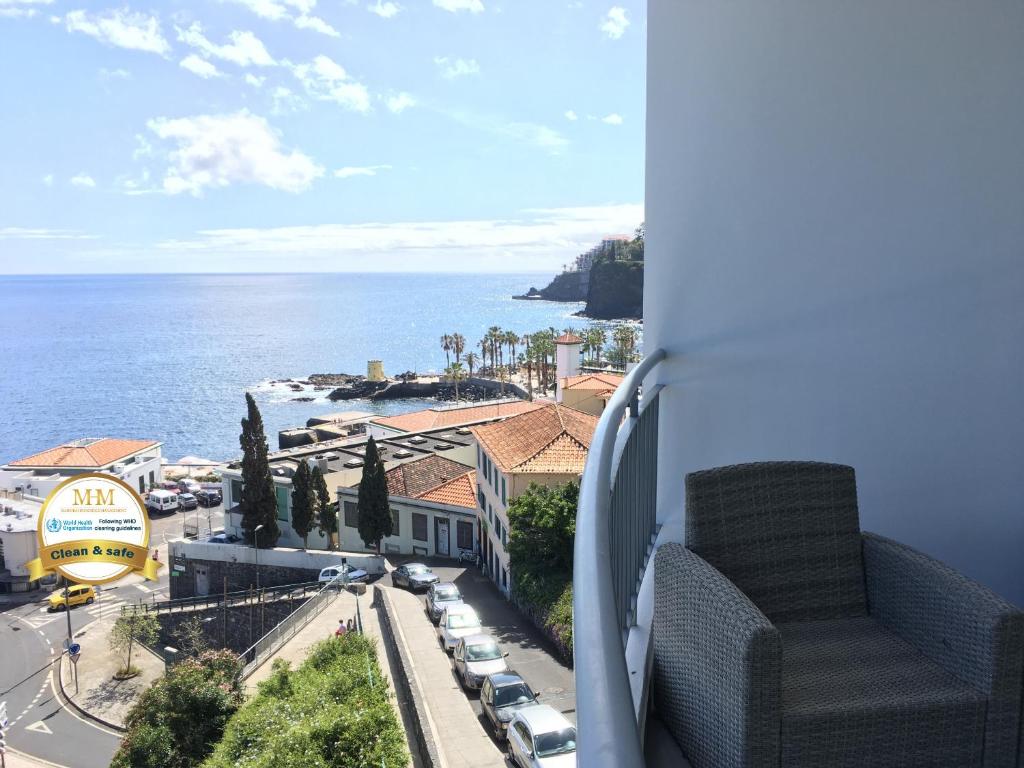 balcón con vistas a la ciudad y al océano en The Seaside Apartment, en Funchal