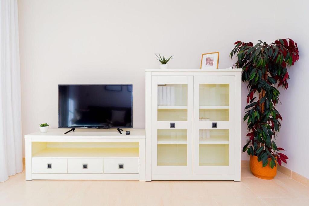 TV a/nebo společenská místnost v ubytování Шикарная квартира на первой линии -Luxury apartment on the first line sea