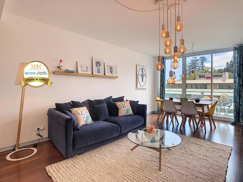 - un salon avec un canapé et une table dans l'établissement Apartment Sunniva by LovelyStay, à Funchal