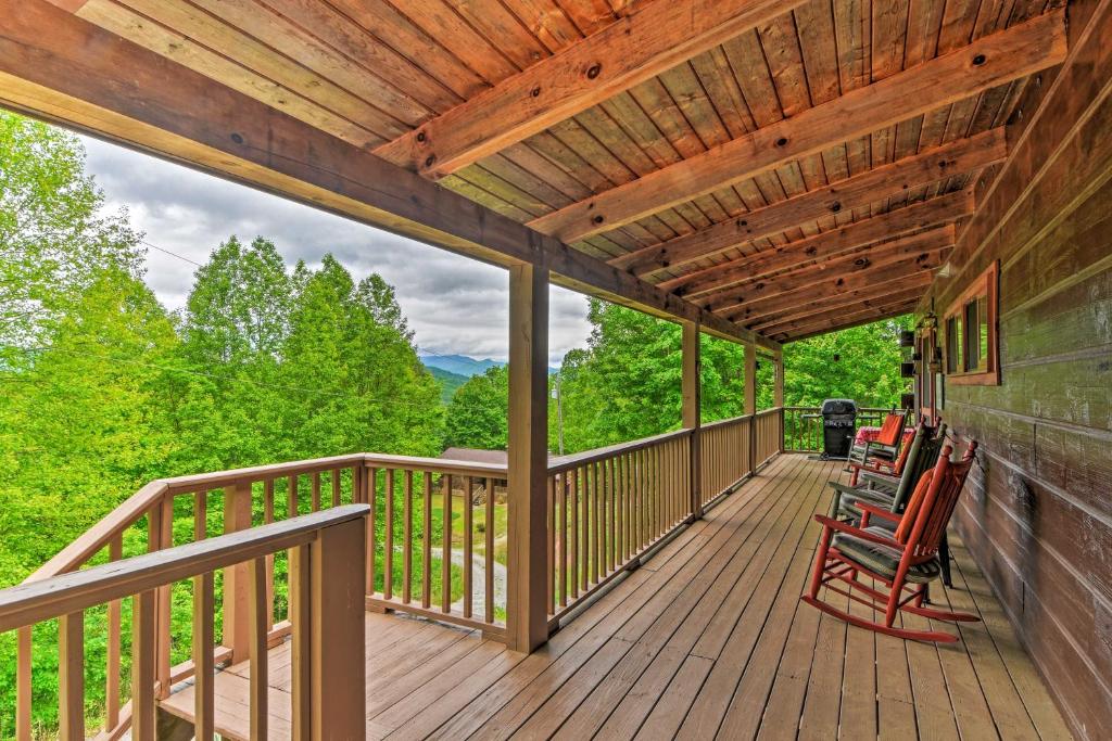 Bryson City Cabin with Private Hot Tub and Pool Table! في بريسون سيتي: سطح مع كراسي وسقف خشبي