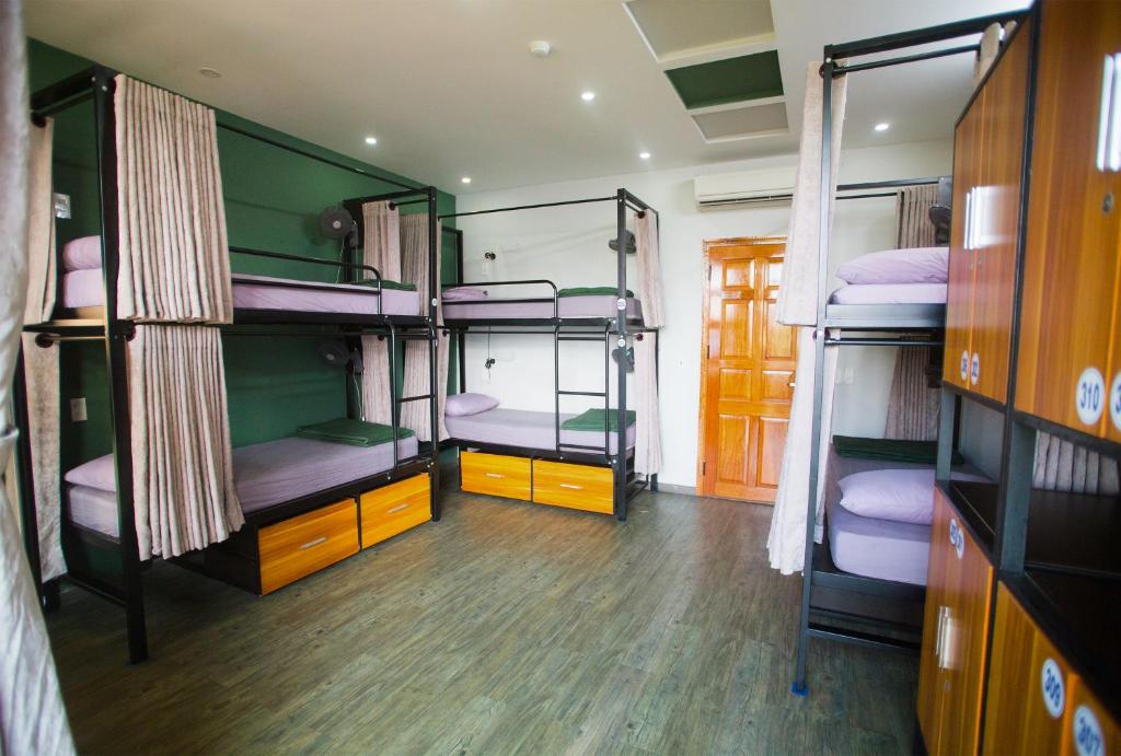 Un ou plusieurs lits superposés dans un hébergement de l'établissement Kon-Tiki DaNang Hostel