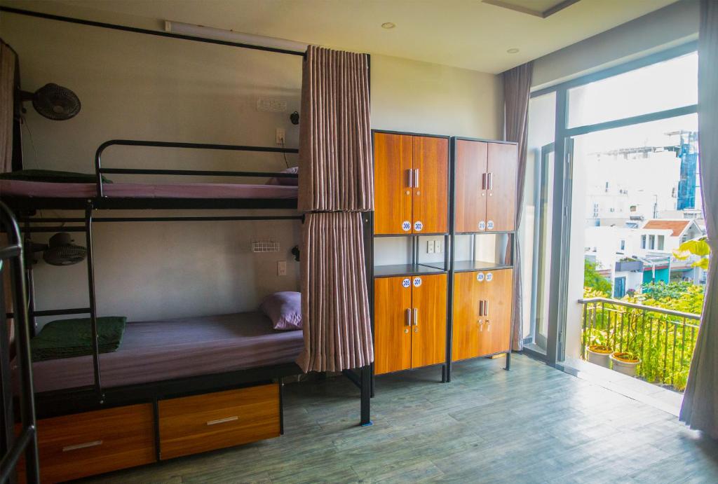 Postel nebo postele na pokoji v ubytování Kon-Tiki DaNang Hostel