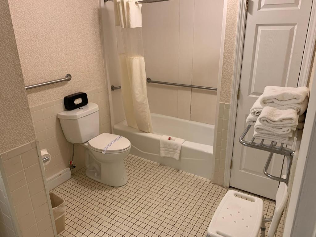 Super 8 by Wyndham Sturbridge - King Room - Accès à La Mobilité / Non-fumeur