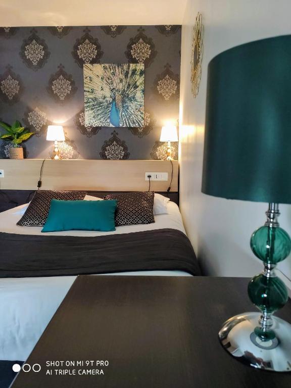 Postel nebo postele na pokoji v ubytování Celtic Hotel