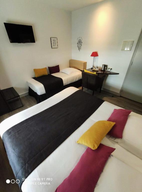 Postel nebo postele na pokoji v ubytování Celtic Hotel