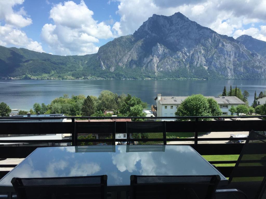 a table with a view of a lake and mountains at TraunseeBlick in Altmünster