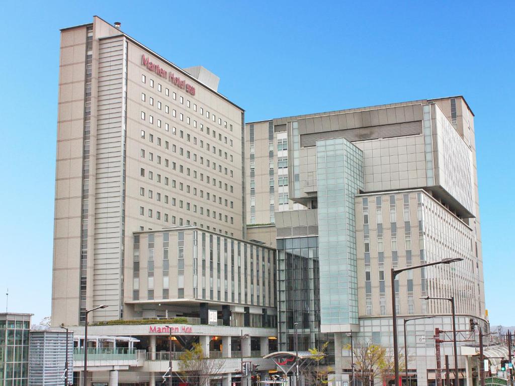 Takaoka Manten Hotel Ekimae في تاكاوكا: مبنيان طويلان في مدينة بها