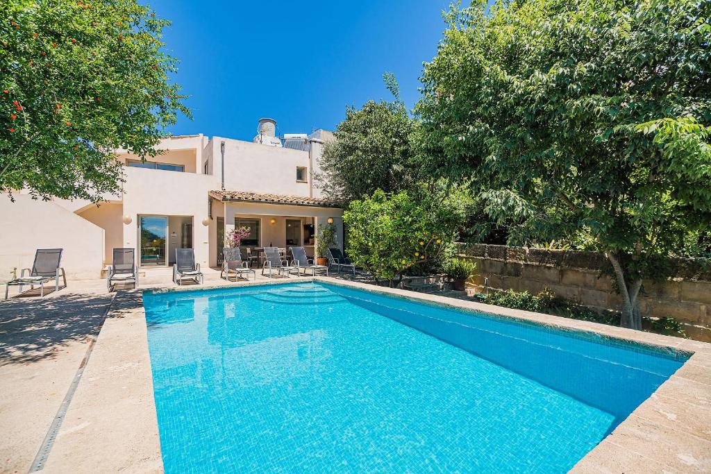 una piscina frente a una casa en Casa Torres, en Pollensa