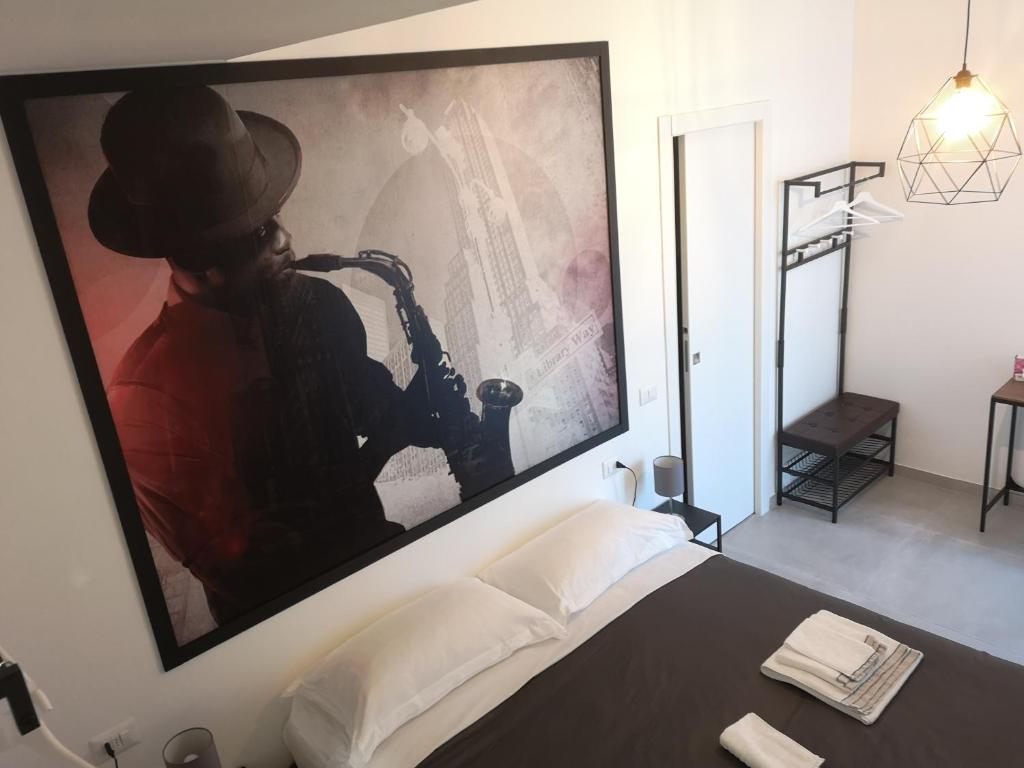 um quarto com uma grande pintura na parede em SMART Rooms Pistoia em Pistoia