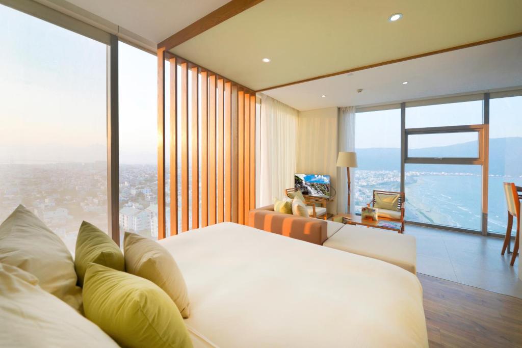 En eller flere senge i et værelse på Fusion Suites Da Nang - Daily Reflexology Inclusive