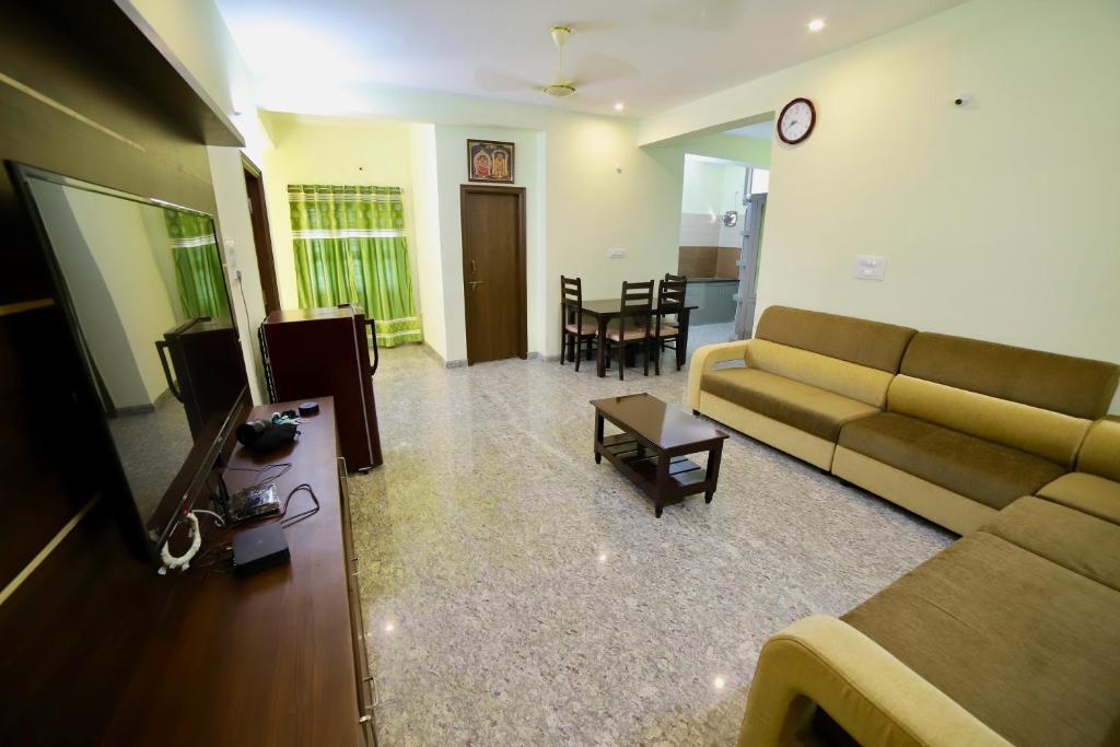 TrueLife - Railway station - On way to Balaji Temple - Breakfast included - Large 2BHK AC Apartments - Enjoy morning Coffee Tea Milk - Modular Kitchen - Fast WiFi, Jio Smart TV - Easy access to all Temples - Travels - TrueLife's service with lots of Love photo