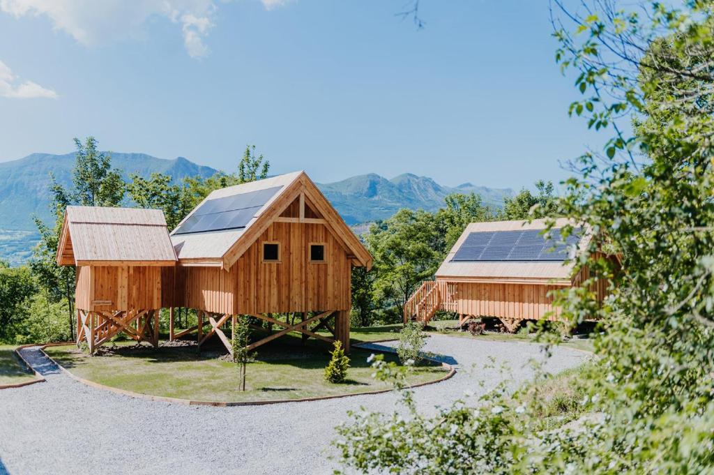 ein Haus mit Sonnenkollektoren an der Seite in der Unterkunft Les cabanes du Dauphine in Gap