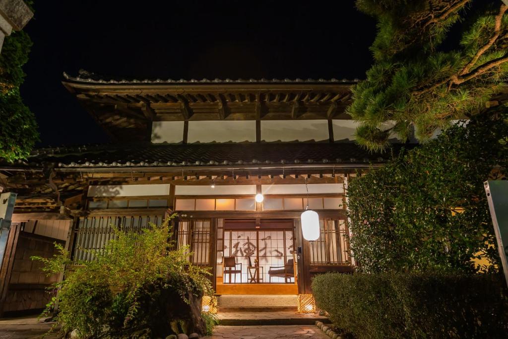 una entrada a un edificio asiático por la noche en Iizukatei, en Nakagawa