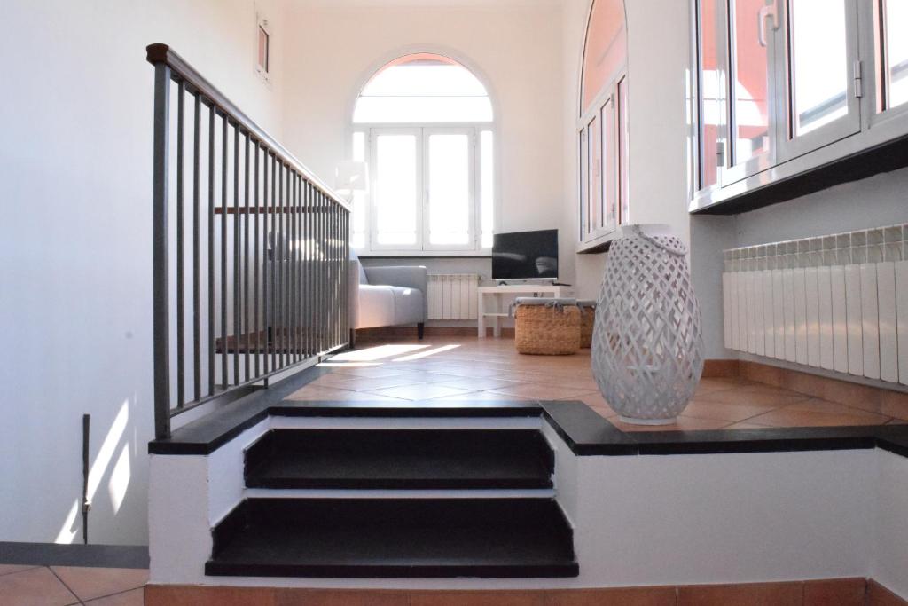 - un salon avec un escalier en vase dans l'établissement Ca Rossa vicino al mare nuova e pulita, à Diano Marina