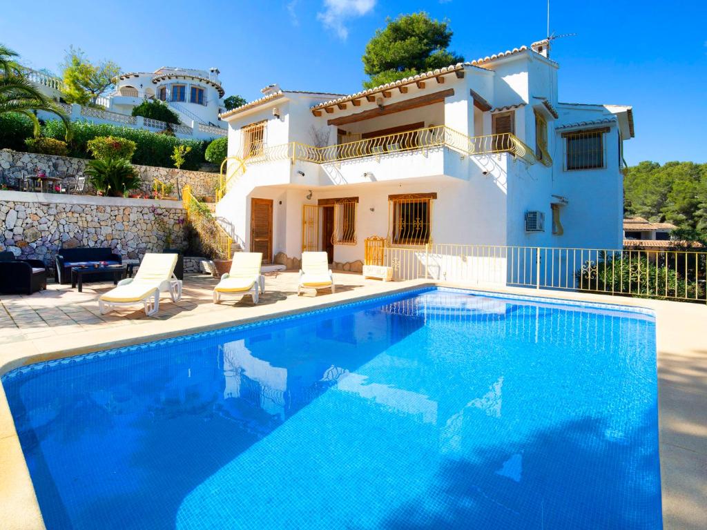 Villa con piscina frente a una casa en Holiday Home Amarilla by Interhome en Pedramala
