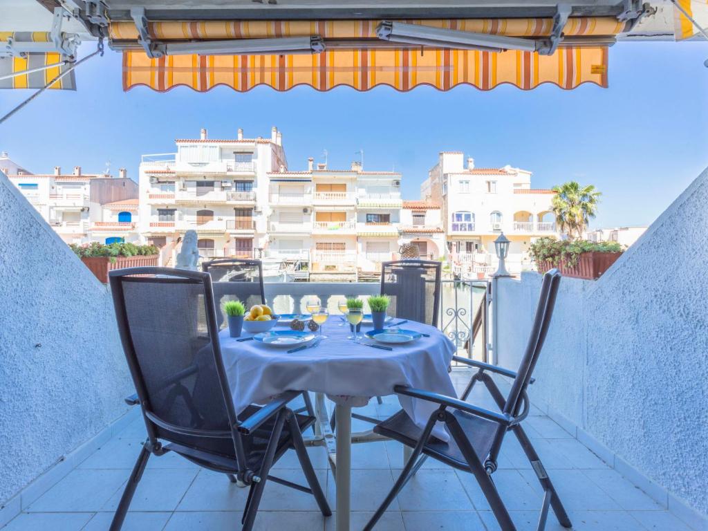 艾姆布里亞布拉瓦的住宿－Holiday Home Porto Fino by Interhome，阳台配有一张桌子和两把椅子
